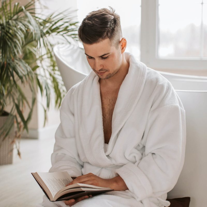 homme_peingoir_blanc_marizia_plan_moyen homme_peingoir_blanc_marizia_plan_moyen